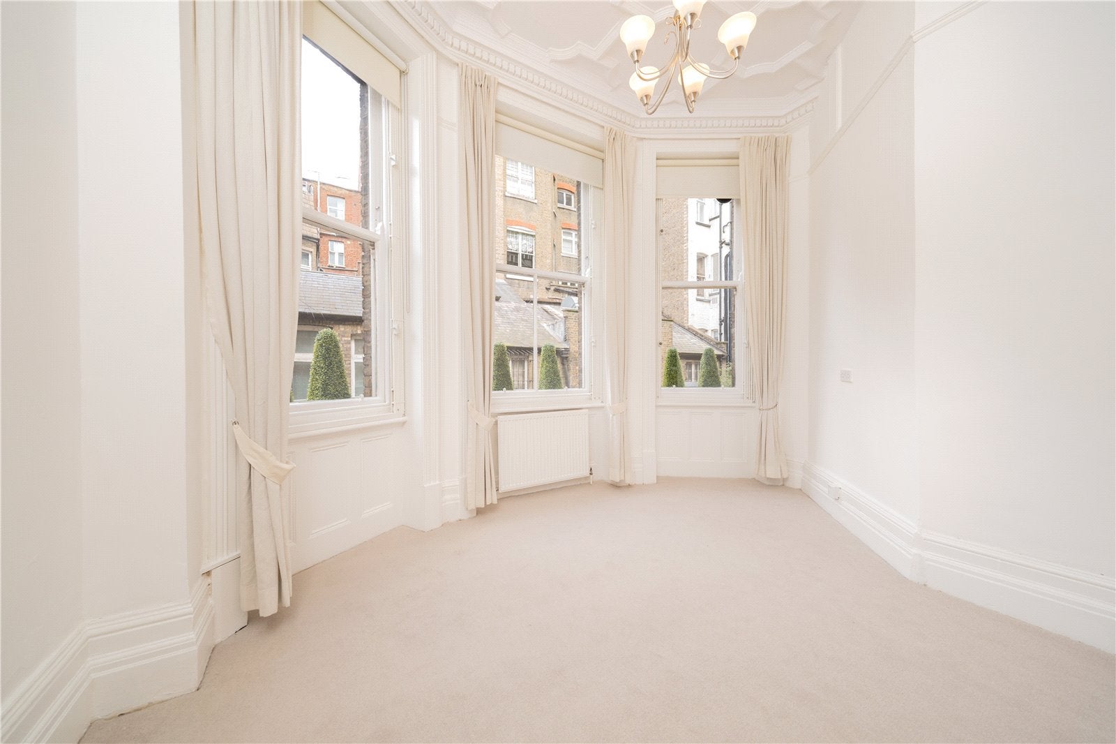 Flat Kensington Court in Greater London