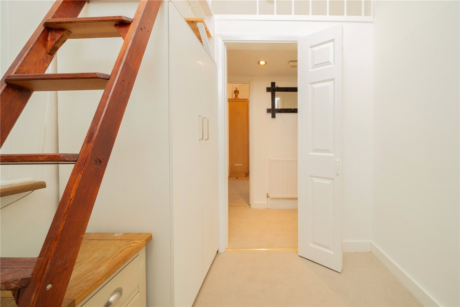 Flat Kensington Court in Greater London