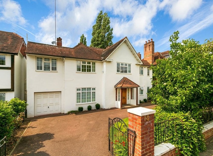House Roedean Crescent in Greater London