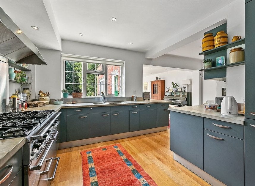 House Roedean Crescent in Greater London