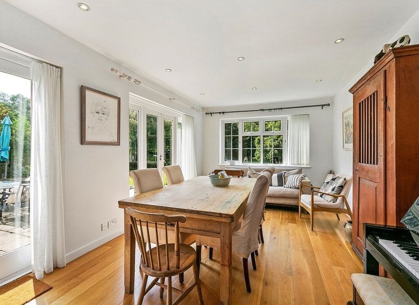House Roedean Crescent in Greater London
