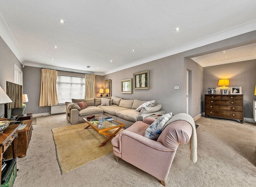 House Roedean Crescent in Greater London