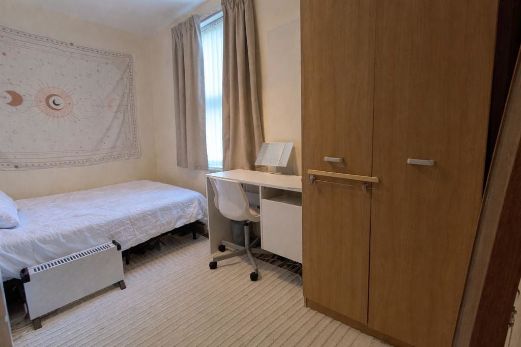 Room Johnson Road in Nottingham