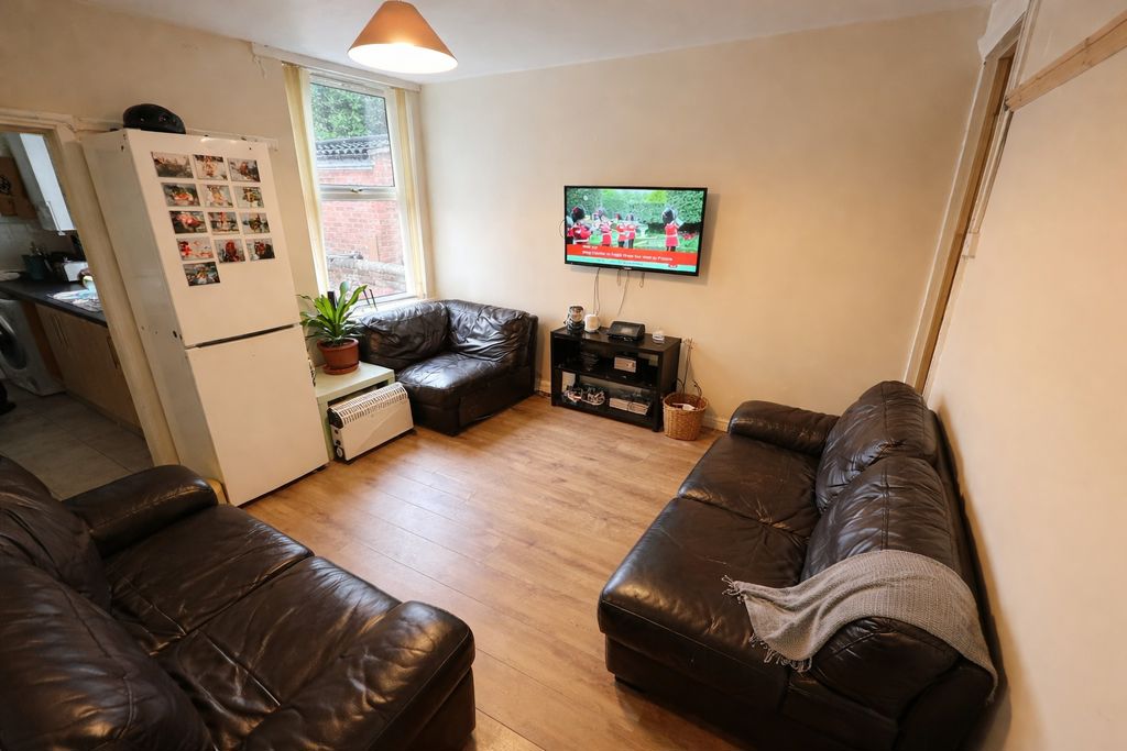 Room Johnson Road in Nottingham