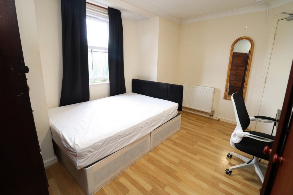 Room Globe Road in Greater London