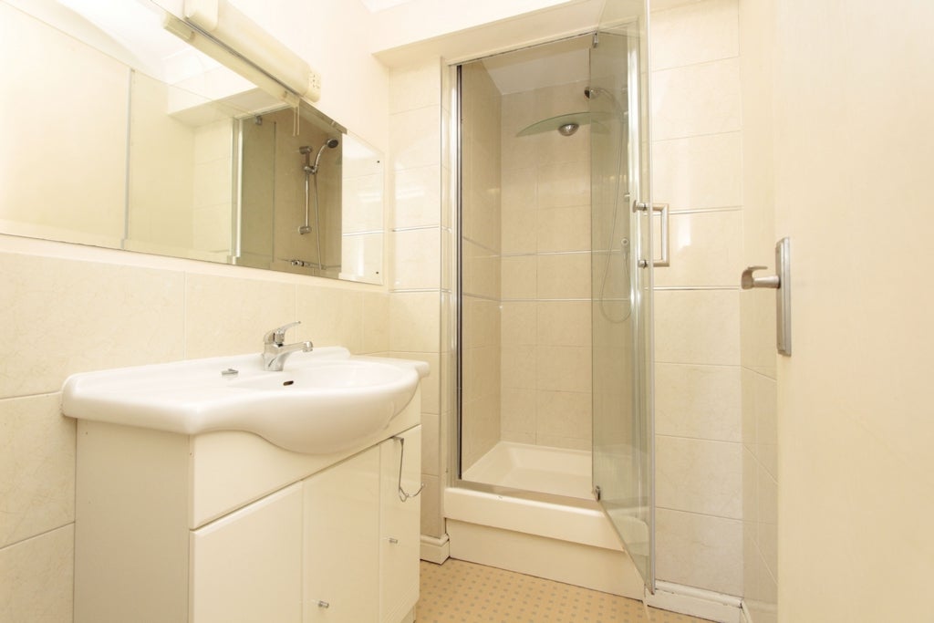 Room Globe Road in Greater London