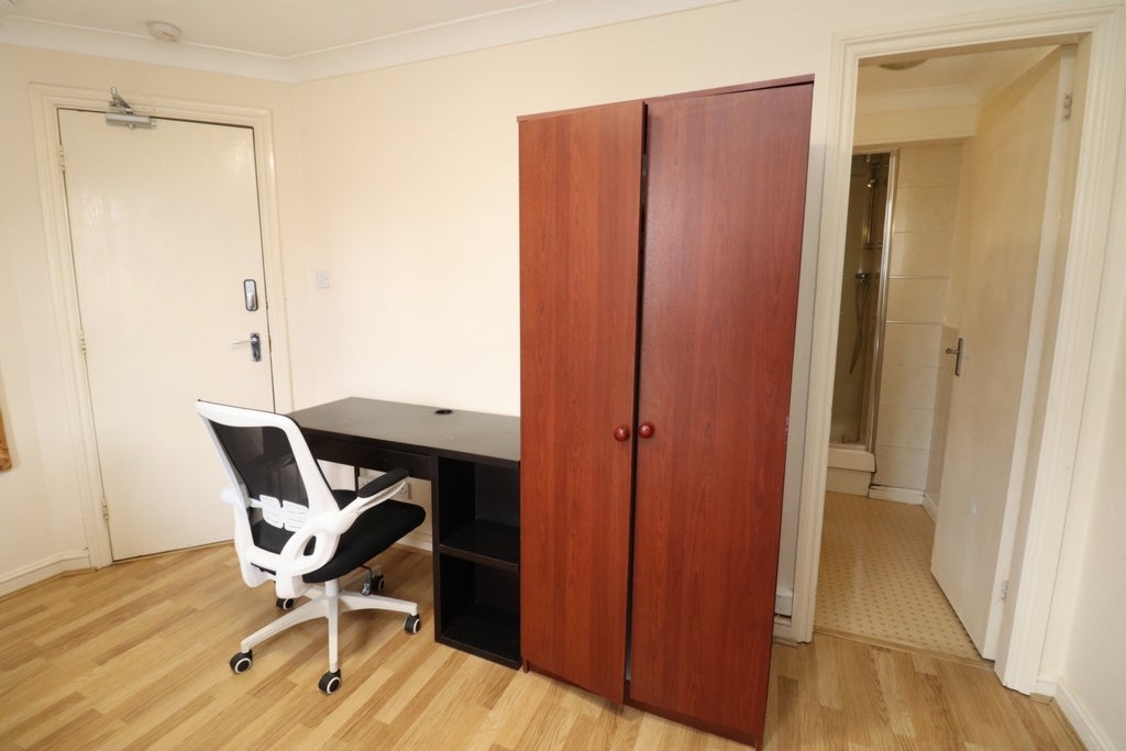 Room Globe Road in Greater London