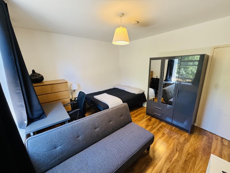 Room Hargrave Place in Greater London