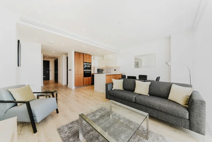 Flat Bridle Mews in Greater London