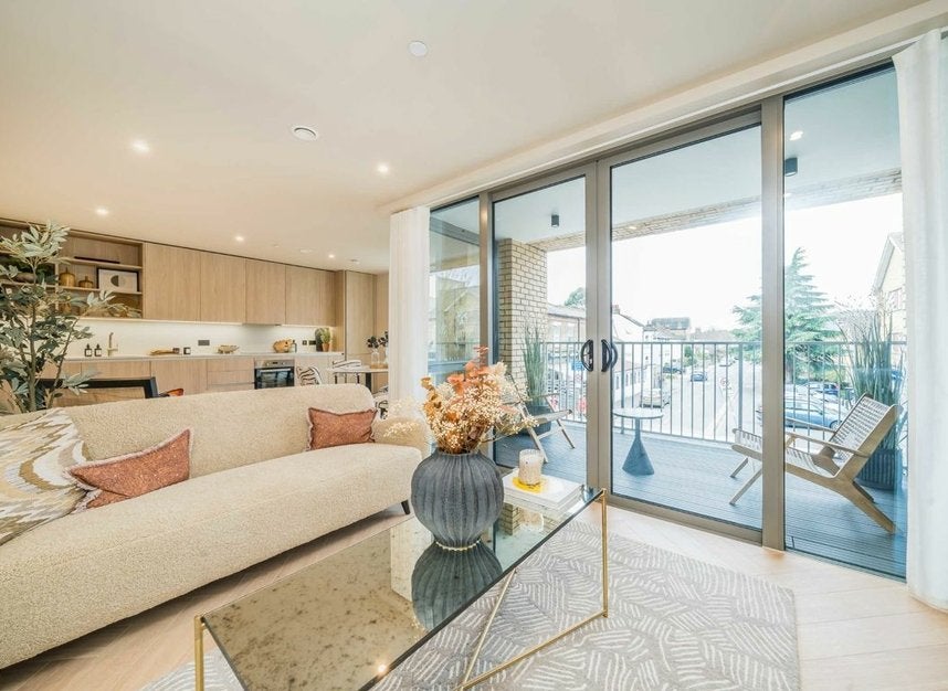 Flat Coombe Road in Greater London