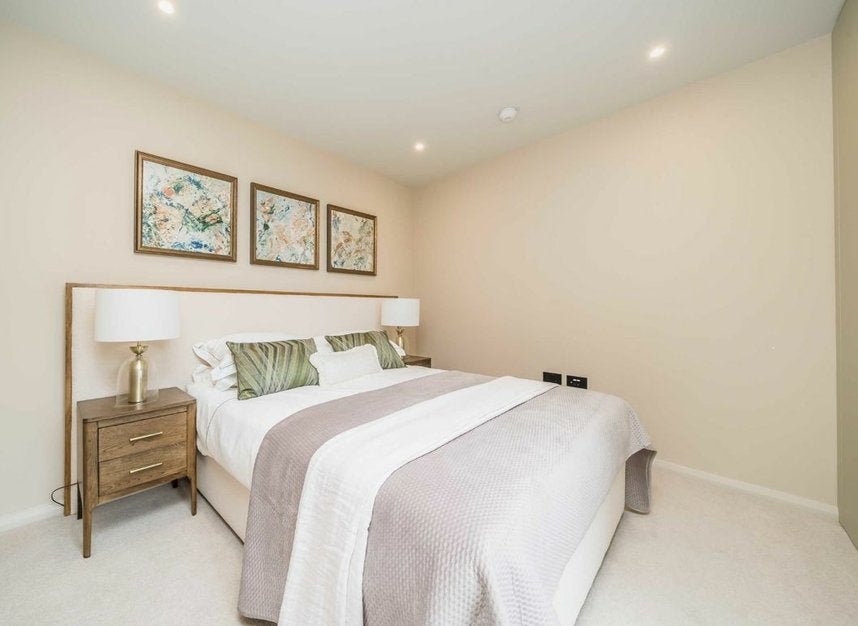 Flat Coombe Road in Greater London