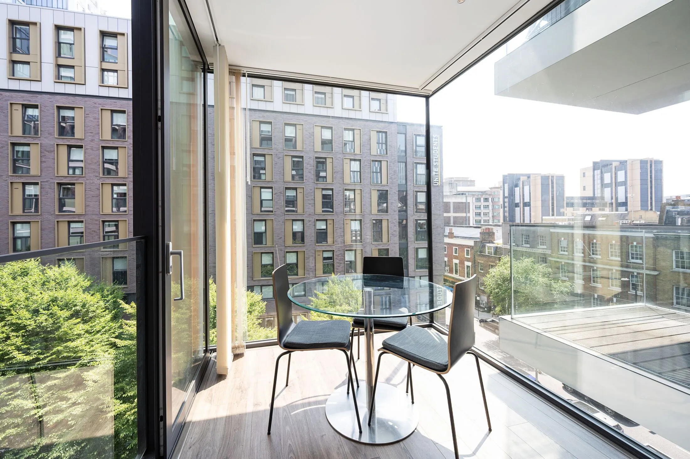 Flat Leman Street in Greater London