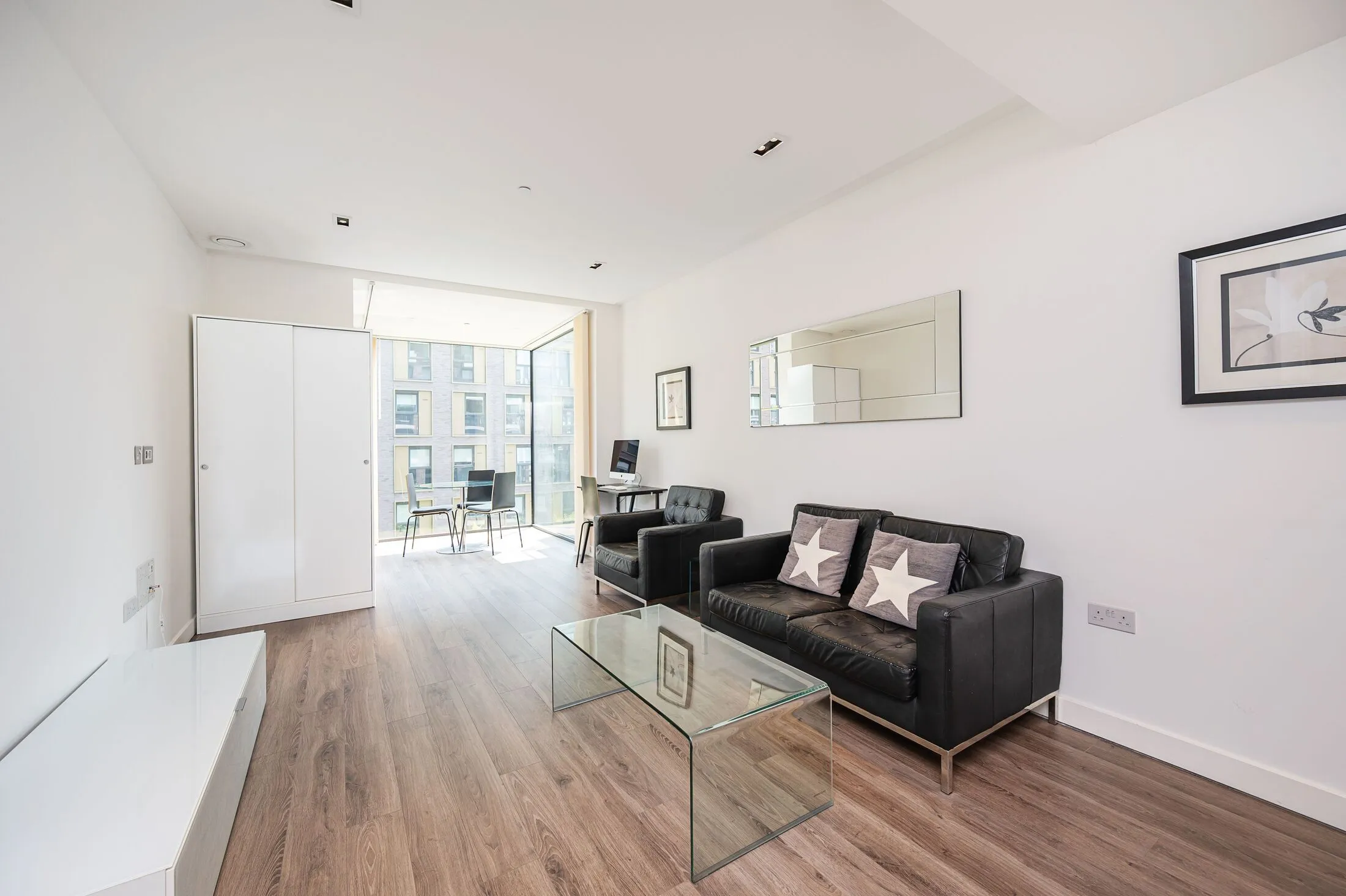 Flat Leman Street in Greater London