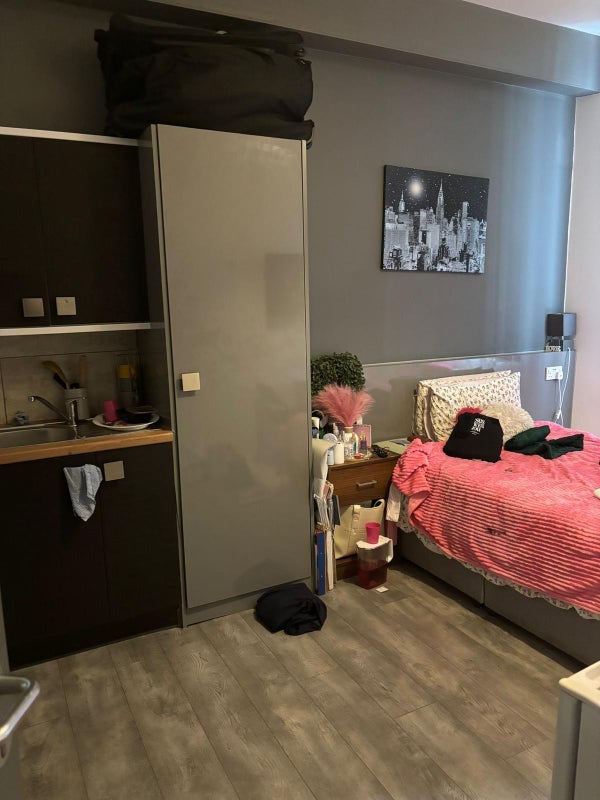 Room Crompton Street in Royton