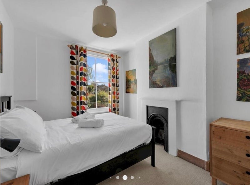 Room Mill Hill Road in Greater London