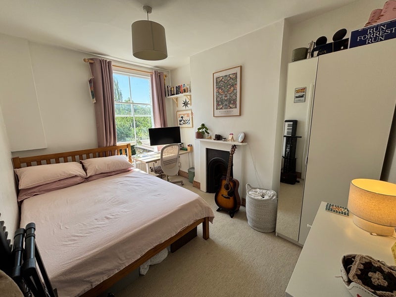 Room Mill Hill Road in Greater London