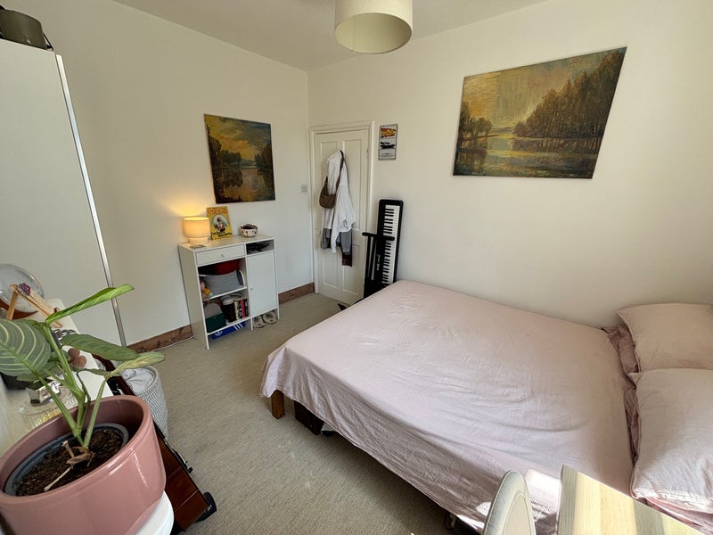 Room Mill Hill Road in Greater London