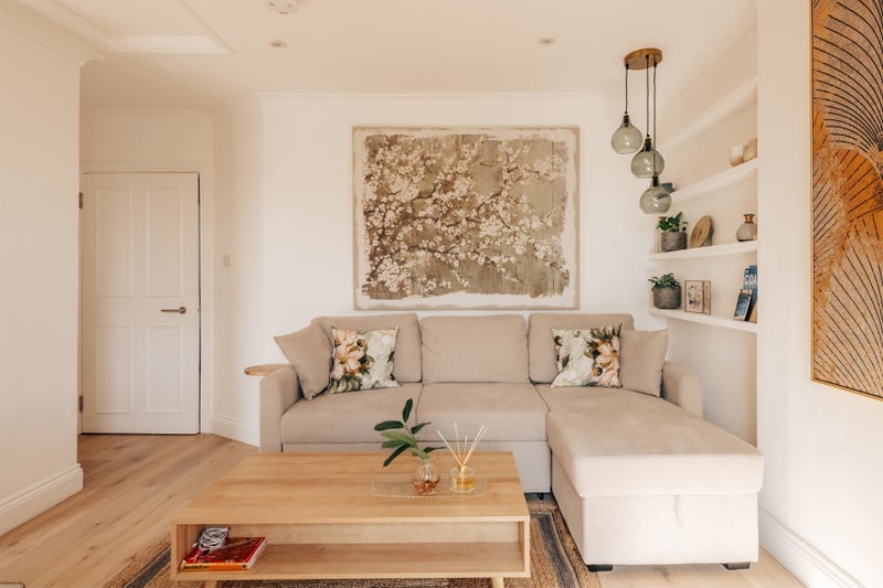 Flat Longridge Road in Greater London