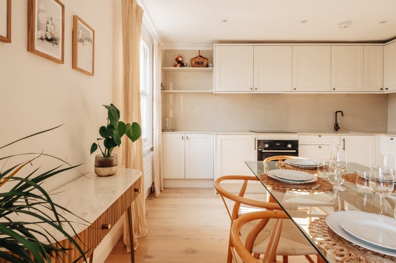 Flat Longridge Road in Greater London