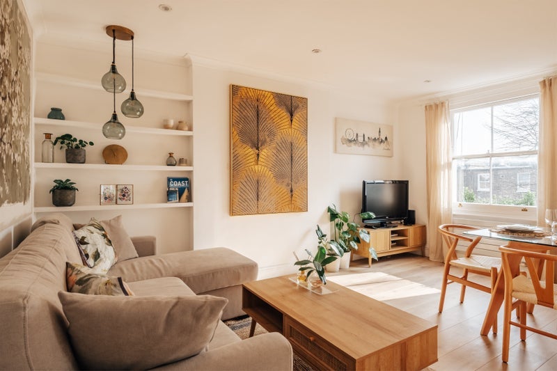 Flat Longridge Road in Greater London
