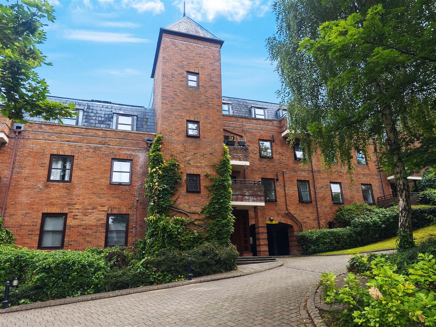 Flat Roxborough Park in Greater London