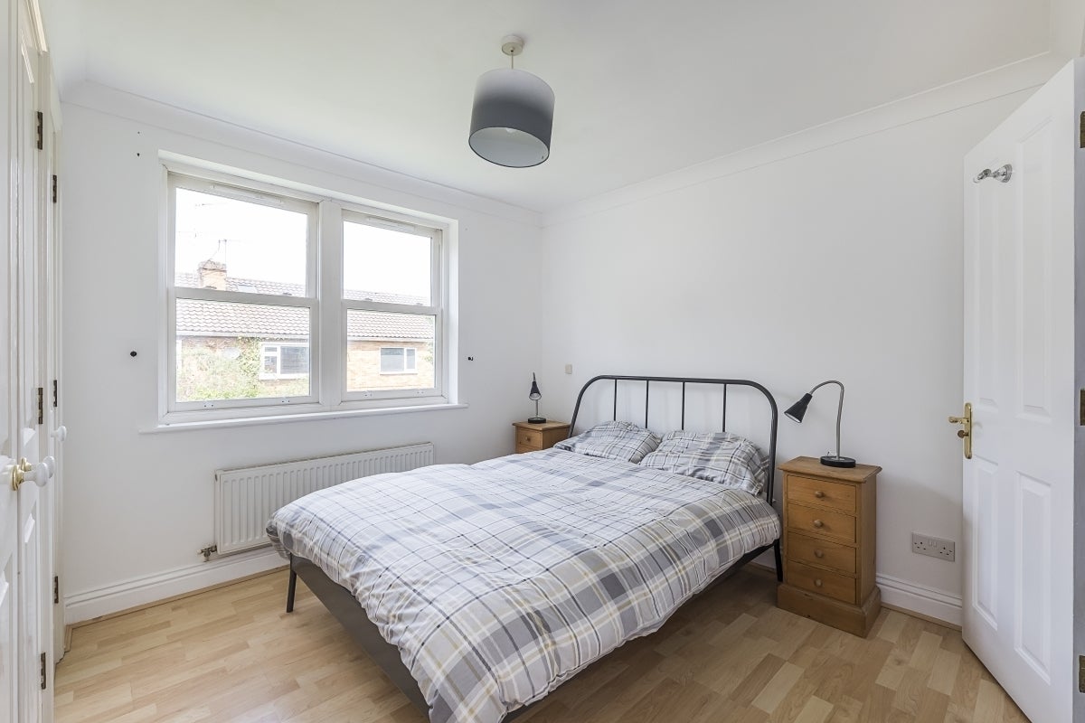 Flat Ravens Close in Greater London