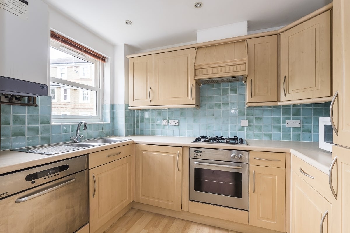 Flat Ravens Close in Greater London