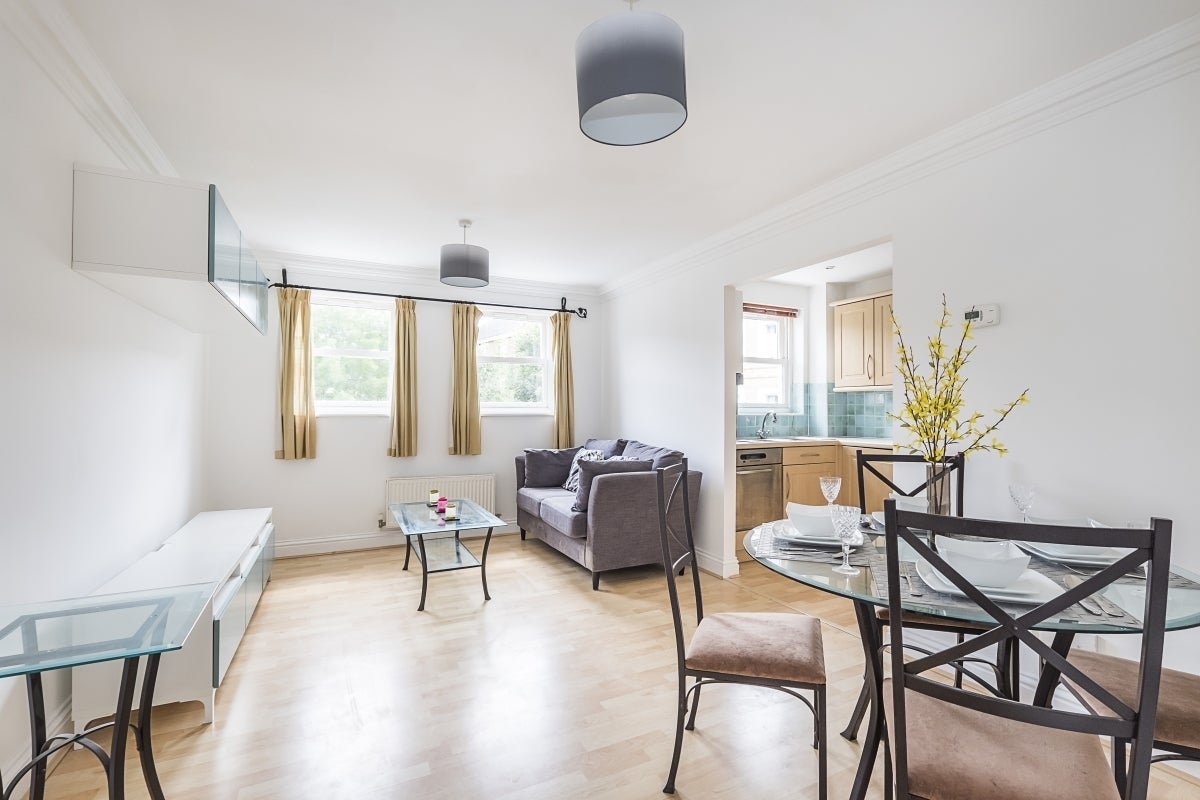 Flat Ravens Close in Greater London