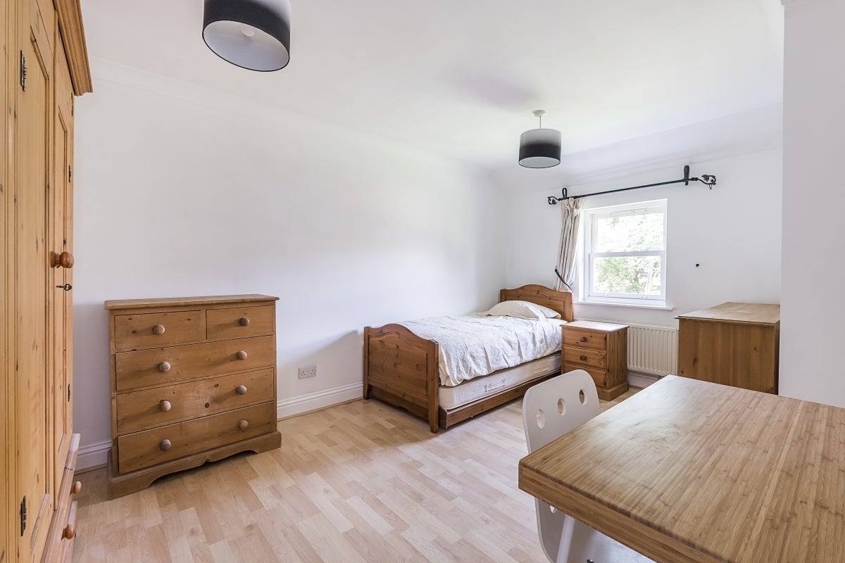 Flat Ravens Close in Greater London