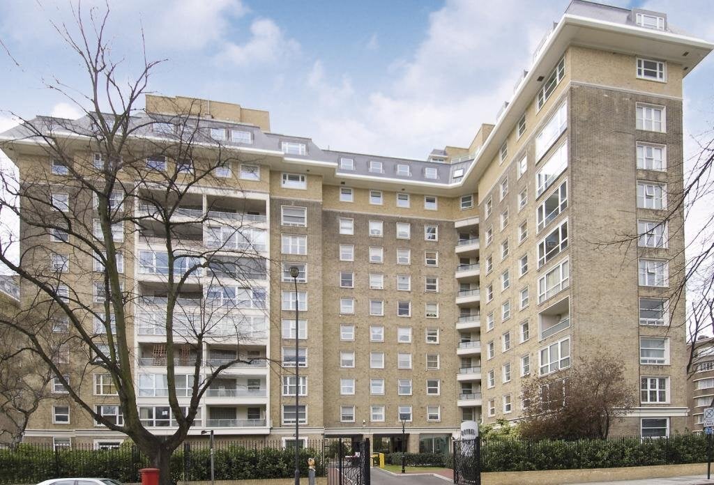 Flat Boydell Court in Greater London