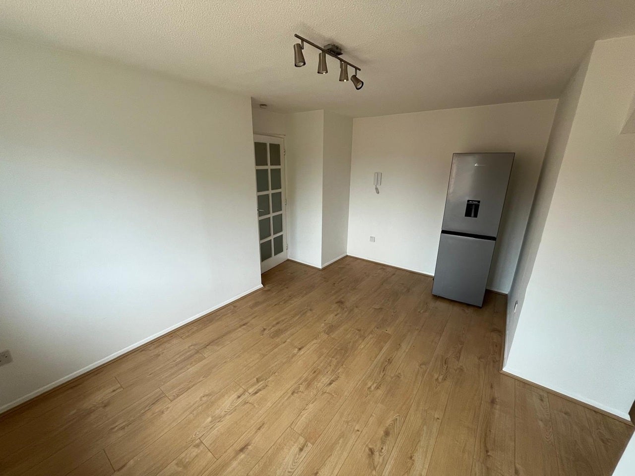 Flat Streamside Close in Greater London