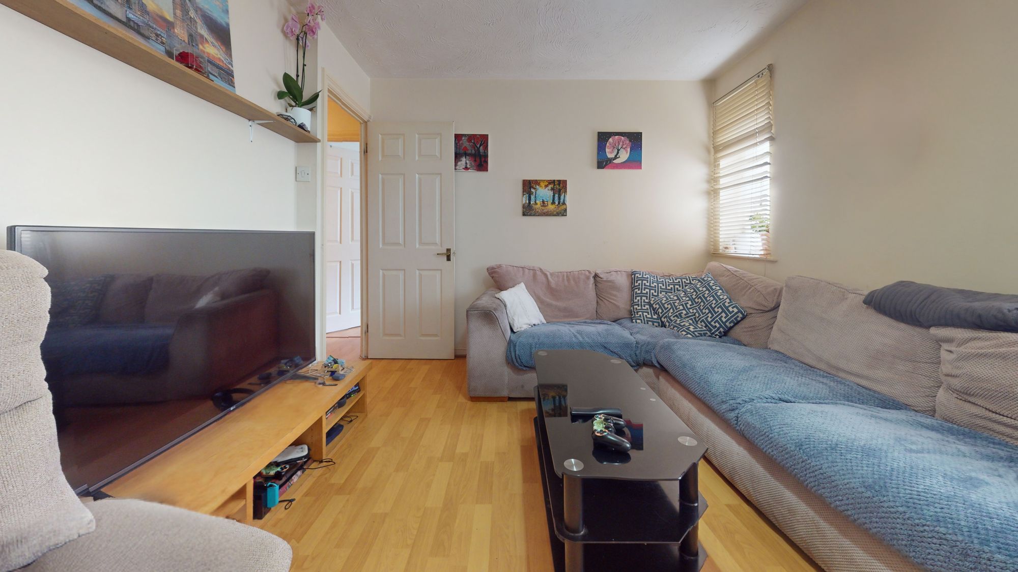 Flat Woodgate Drive in Greater London