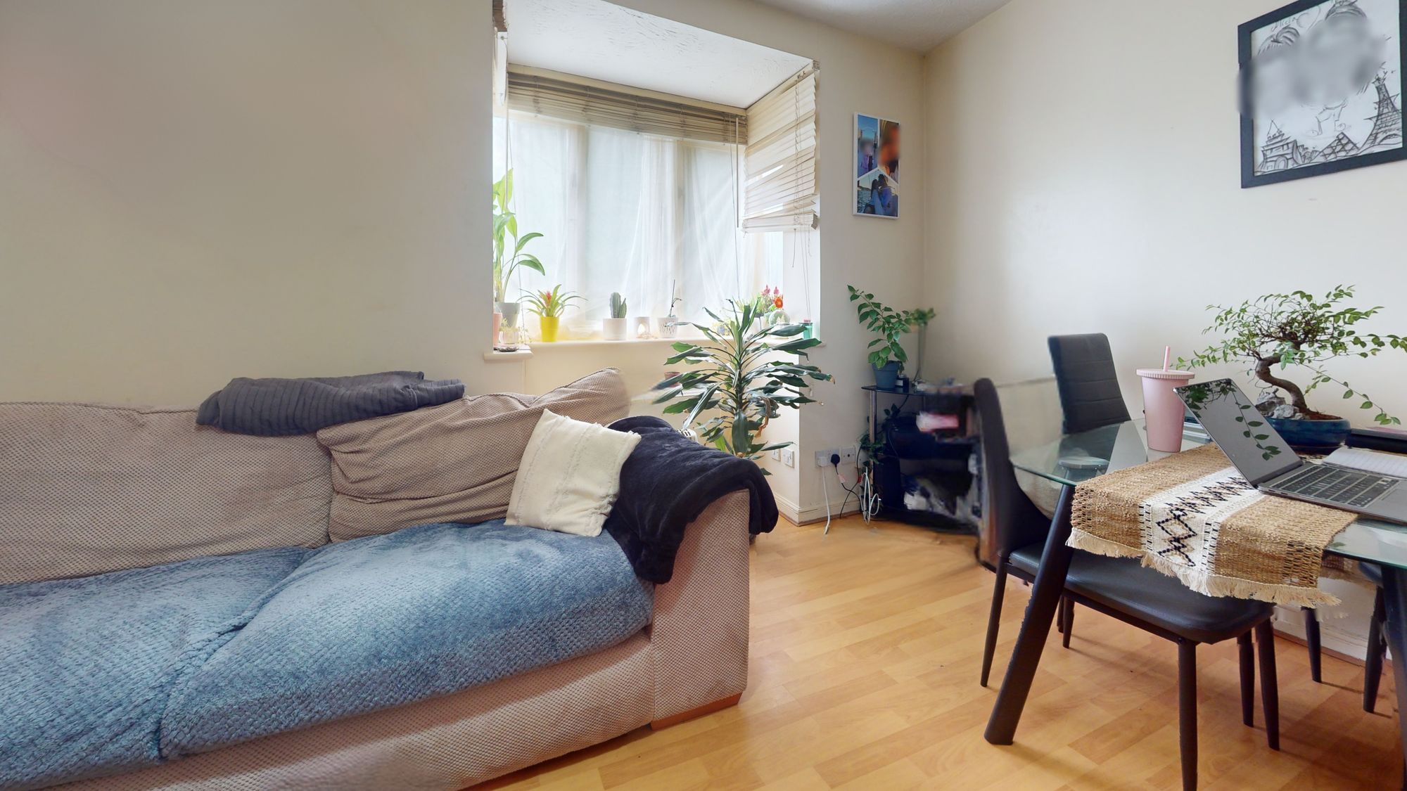Flat Woodgate Drive in Greater London