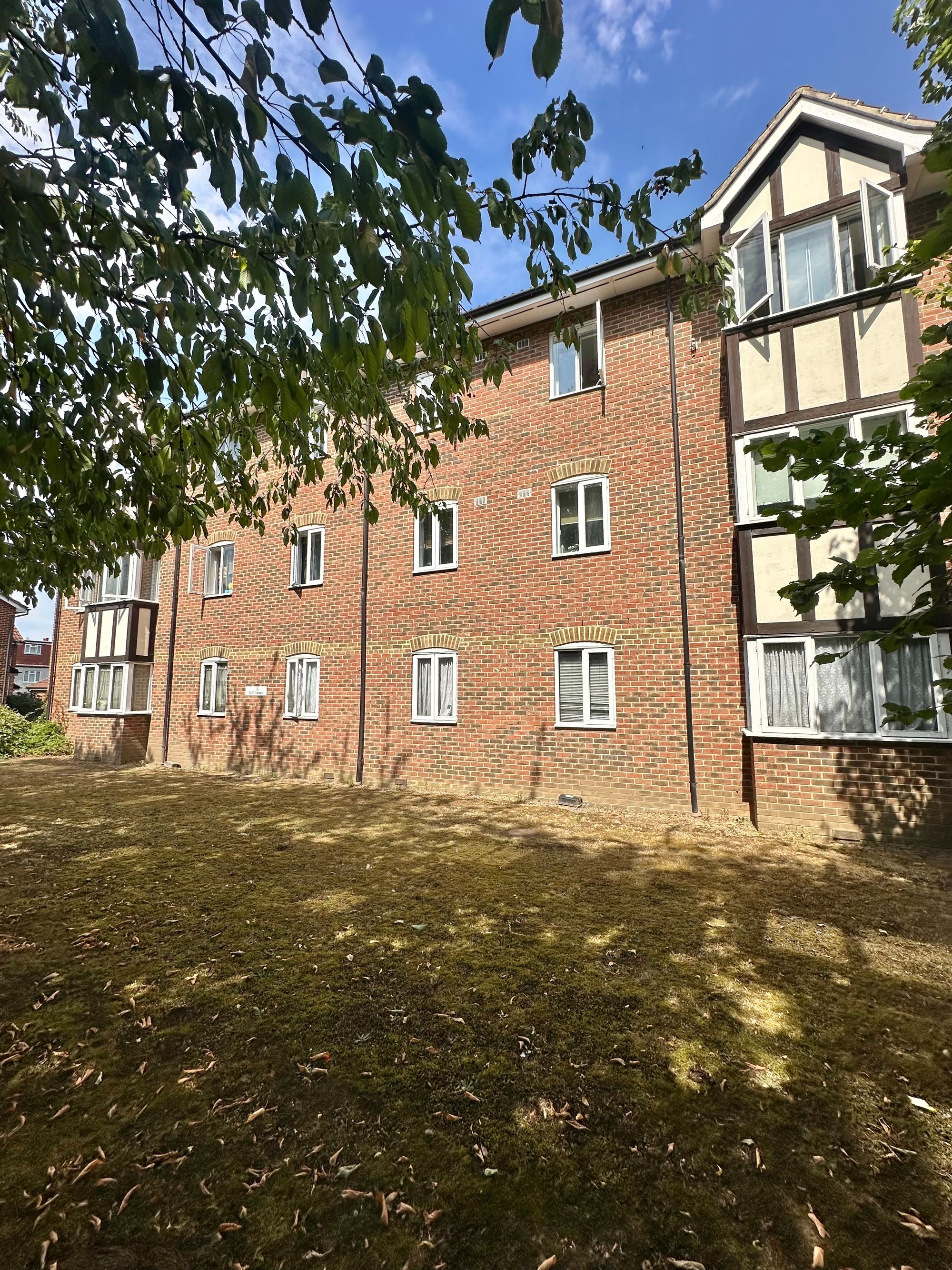 Flat Woodgate Drive in Greater London