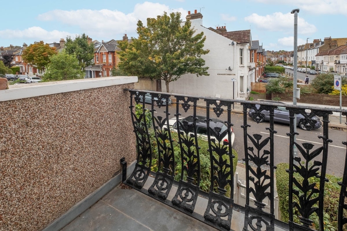Flat Replingham Road in Greater London