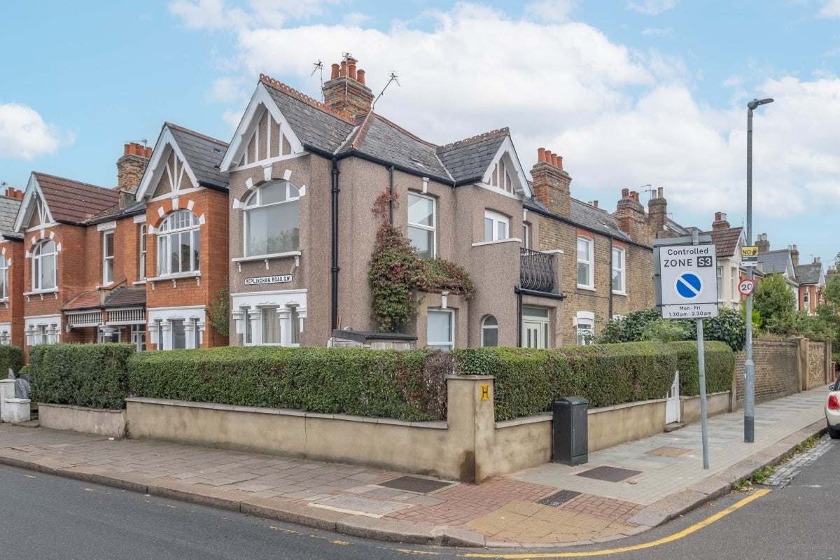 Flat Replingham Road in Greater London