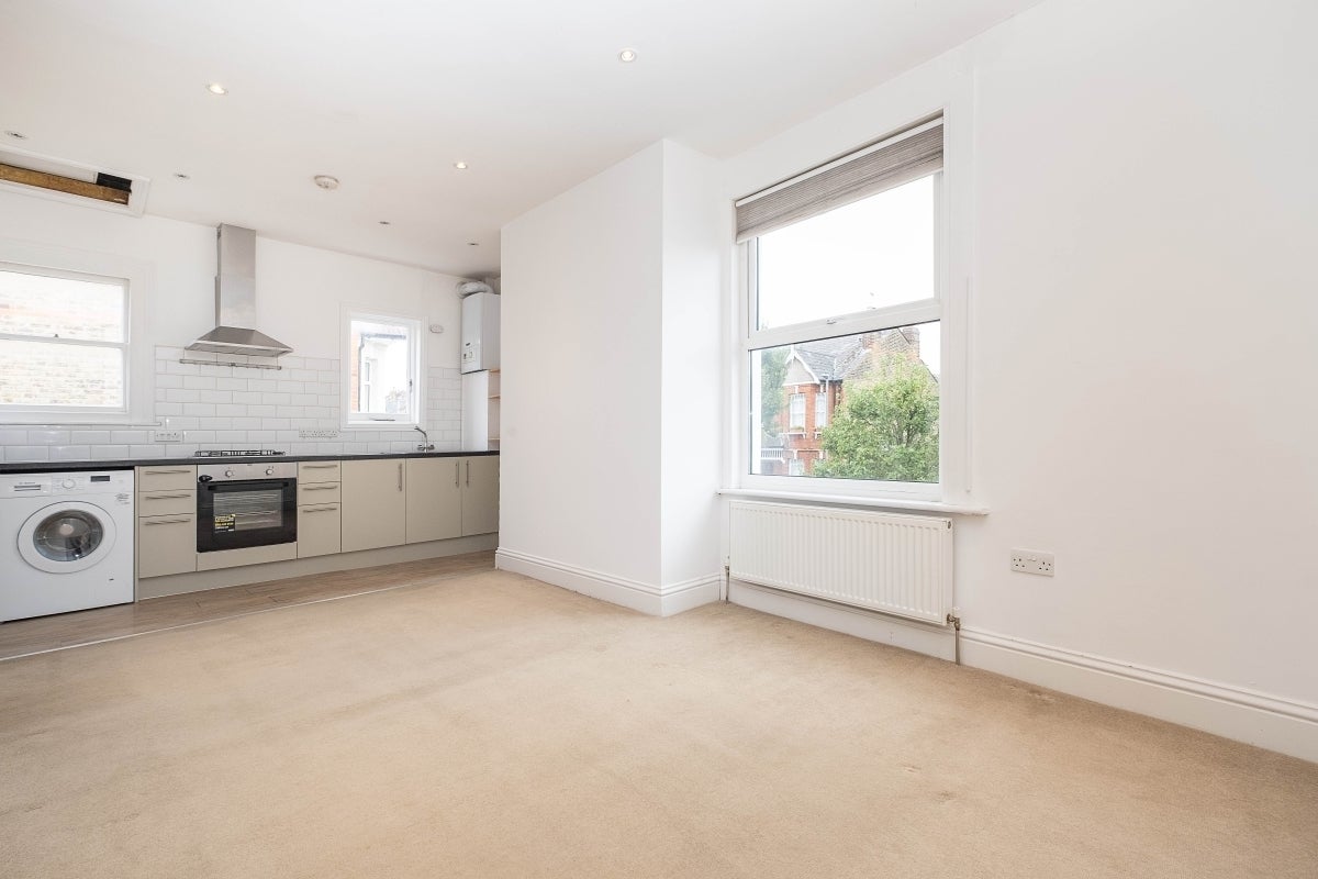 Flat Replingham Road in Greater London