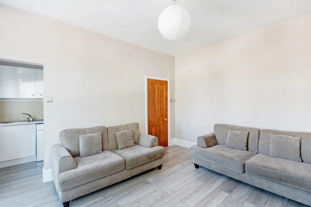 Flat Little Ealing Lane in Greater London