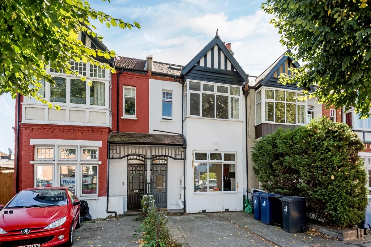 Flat Little Ealing Lane in Greater London