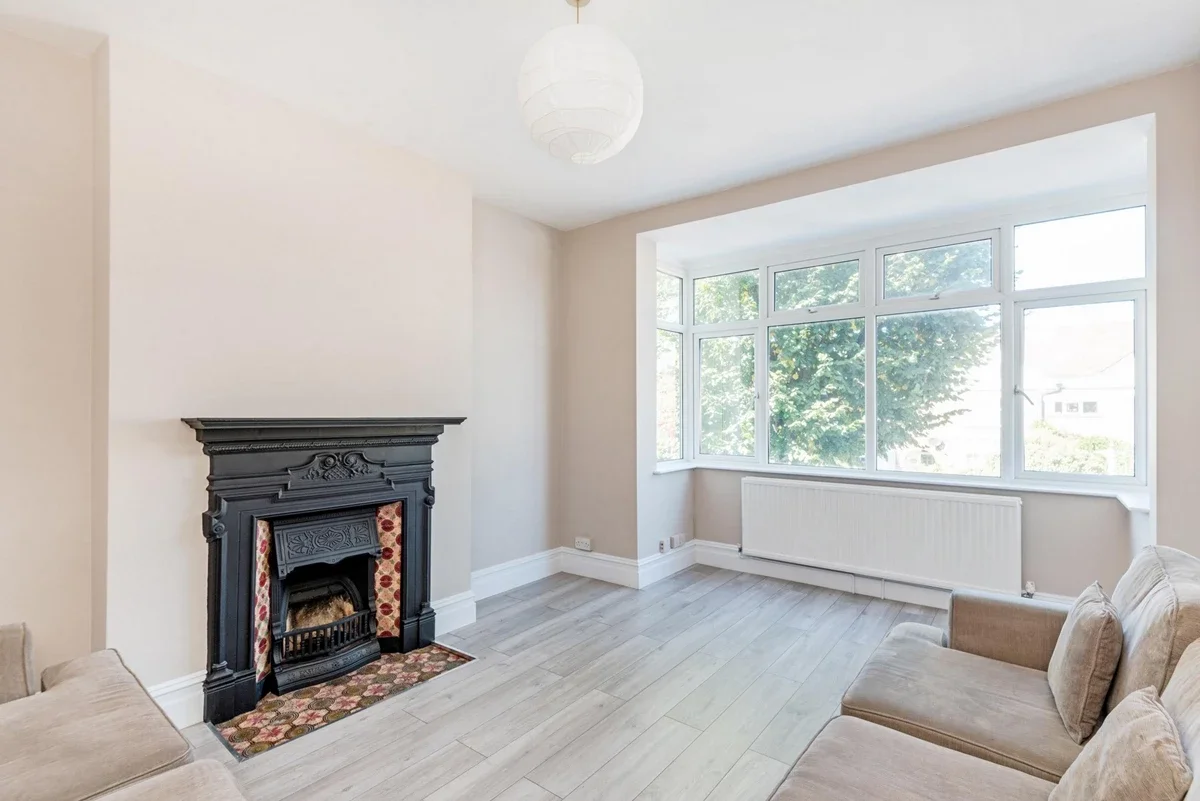 Flat Little Ealing Lane in Greater London