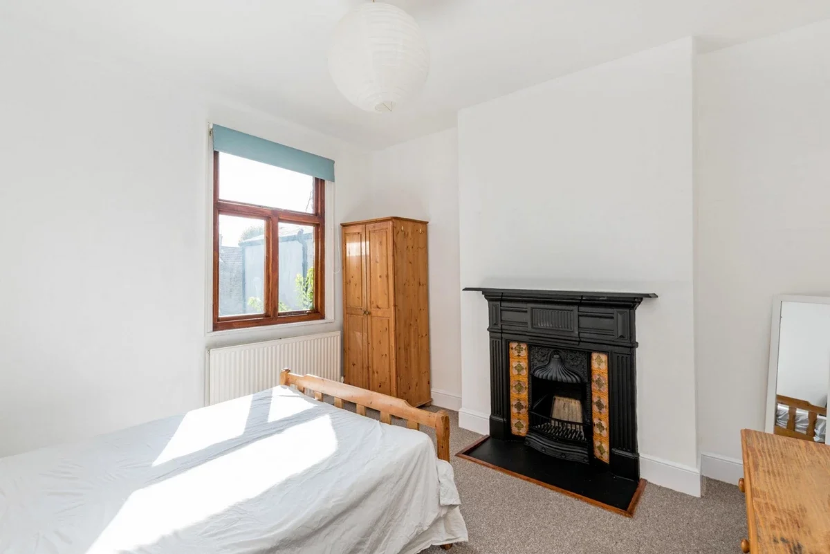 Flat Little Ealing Lane in Greater London