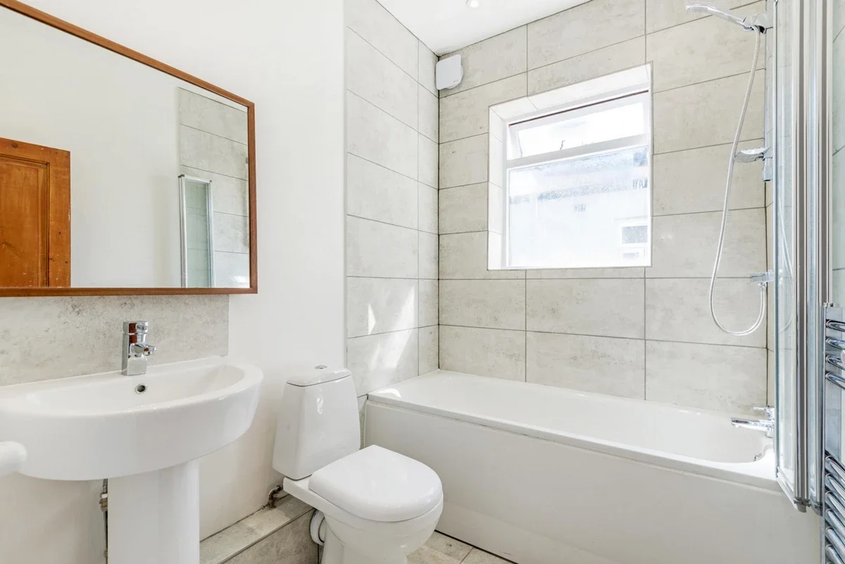 Flat Little Ealing Lane in Greater London