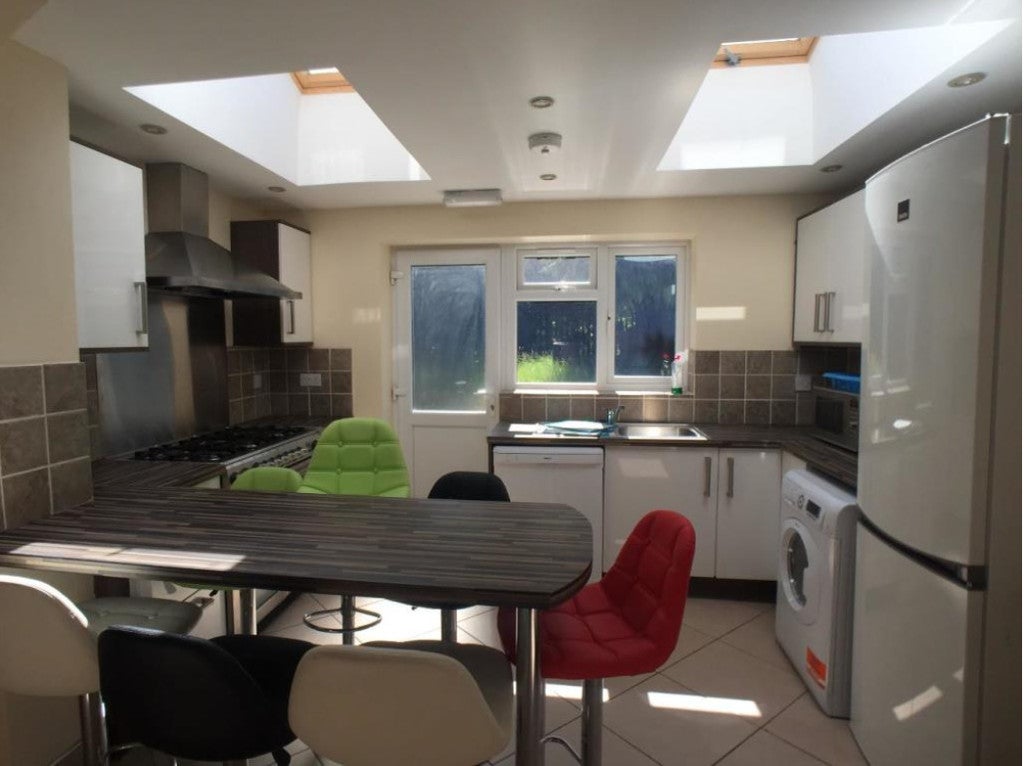 Room Heeley Road in Birmingham