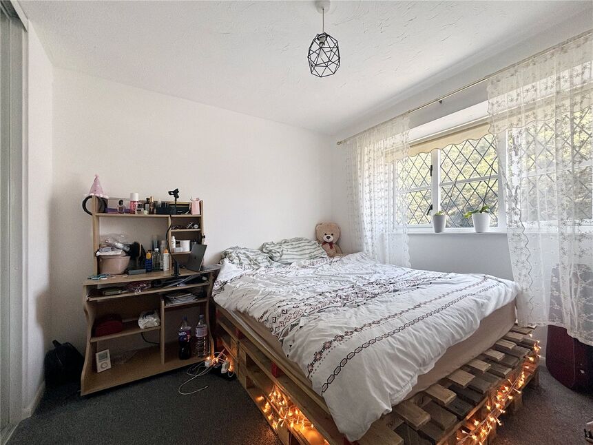 Flat Faulkner Close in Greater London