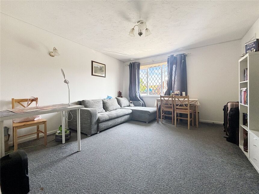 Flat Faulkner Close in Greater London