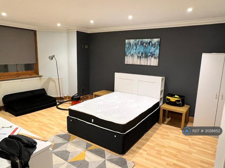 Room Nottingham Road in Greater London