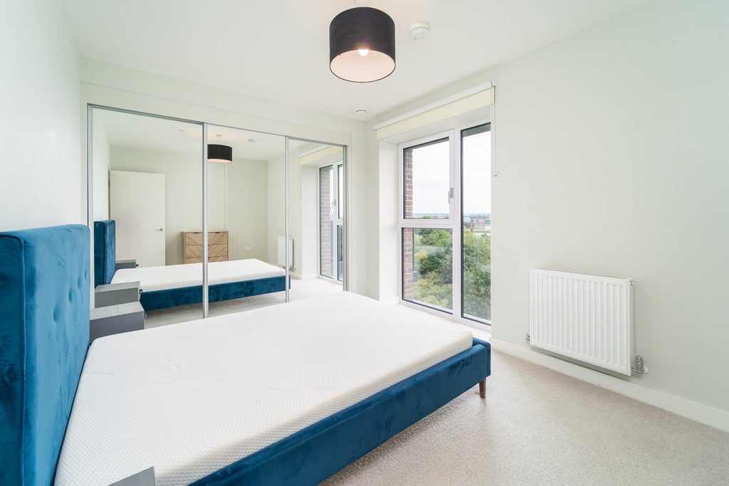 Flat Hale Wharf in Greater London