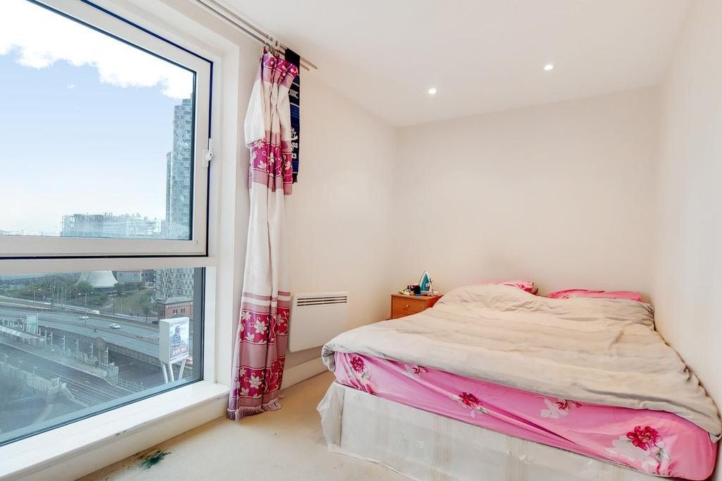 Flat Prestons Road in Greater London