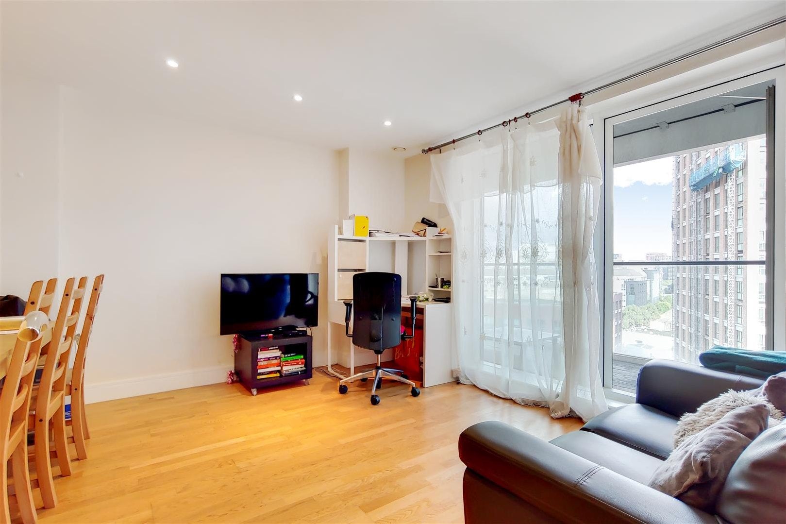 Flat Prestons Road in Greater London