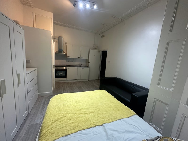 Flat Frithville Gardens in Greater London